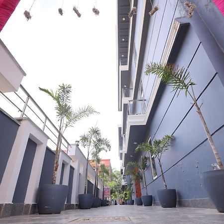Hotel Wedlock Near Artemis Hospital Gurgaon Buitenkant foto