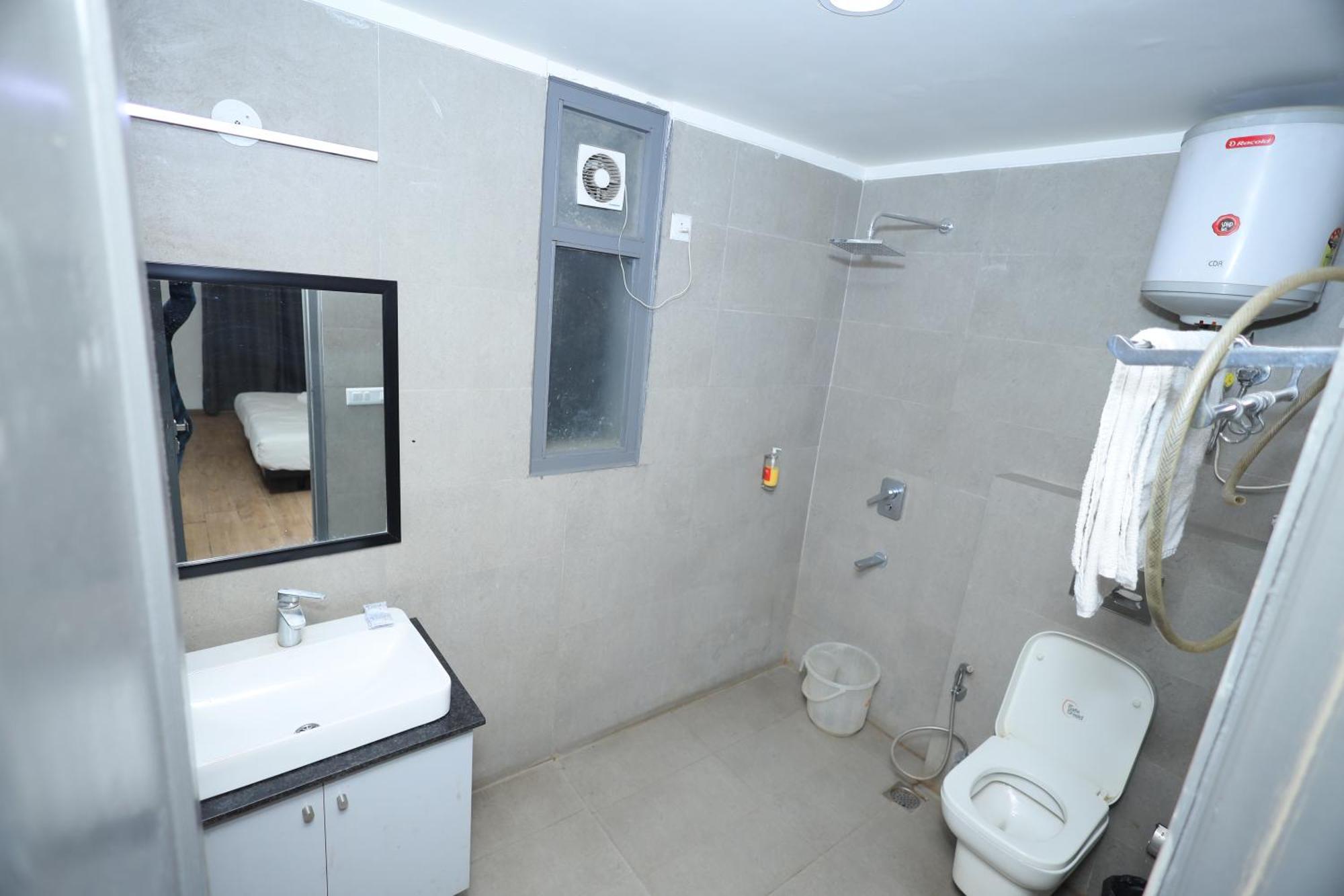 Hotel Wedlock Near Artemis Hospital Gurgaon Buitenkant foto